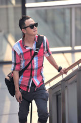 组图：包贝尔帅气玩街拍  萌公公变身型男