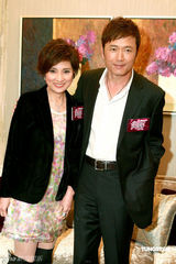 幻灯图：苗侨伟夫妻档代言 戚美珍称羡慕汪明荃