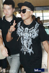 组图：BIGBANG太阳现身机场赴日本参加亚洲巡演