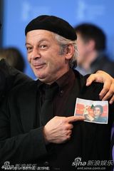 《阿曼尼亚》发布会 女星Aylin Tezel 红裙俏丽(图)