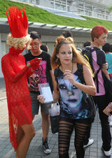 组图：Lady Gaga新加坡开唱 粉丝着鲜红蕾丝装