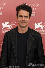 《三》媒体见面会 苏菲-罗艺斯获两男星揽腰护花