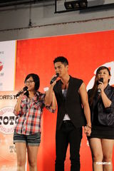 组图：罗仲谦马来西亚会歌迷 处男献唱紧张冒汗