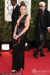 组图：《美偶》甜心凯瑟琳-麦克菲真空黑裙