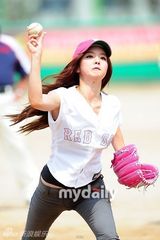 组图：韩星安在旭洪秀雅等参加明星棒球大赛