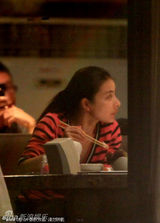 组图：郭晶晶京城素颜聚餐体贴照顾亲友子女