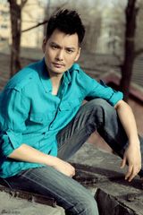 组图：张译文轻松休闲装写真 提升型男气质