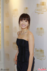 组图：f(x)队长宋茜柔美亮相　抹胸装性感可人