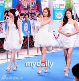 组图：神话李孝利等亮相20代选择颁奖礼蓝地毯