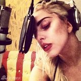 组图：Lady Gaga大秀最新雷鬼辫发型