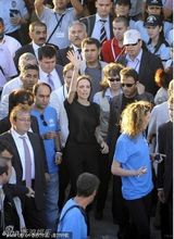 组图：联合国亲善大使朱莉探访叙利亚难民 悲伤流泪