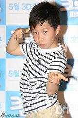 组图：金成柱携儿子出席《克鲁德一家》试映会