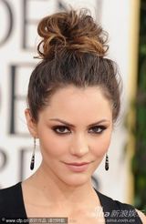 组图：《美偶》甜心凯瑟琳-麦克菲真空黑裙