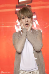 组图：刘力扬一改往日中性风 裸色系装扮显优雅