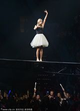 组图：斯威夫特回家乡开唱 与男歌手暧昧亲吻