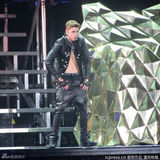 组图：比伯裸上身火辣开唱 遭女舞伴揩油摸腹肌