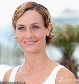 高清图：《单车男孩》导演吻女主角 小托马斯腼腆