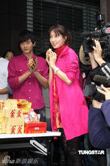 幻灯图：林志玲助阵模特公司开工 泳装环节趣味十足