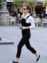 组图：艾玛与男友甜蜜享午餐 黑白装扮简约典雅