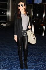 高清组图：米兰达-可儿现身东京机场装扮帅气