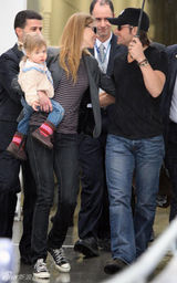 幻灯图集：妮可抱女儿幸福亮相 老公撑伞呵护备至