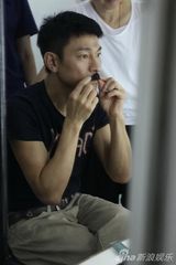 组图：刘德华扮卓别林MV《人办》全球首播