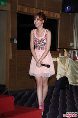 组图：安心亚粉裙亮相歌迷会 台上跳舞性感甜美