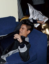 组图：陈坤登杂志开年封面 反观自我再出发