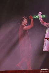 组图：郑伊健开唱秀肌肉与女模热舞 蒙嘉慧现身支持