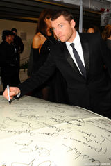 高清图：《阿凡达》主演山姆沃辛顿携红衣女伴亮相