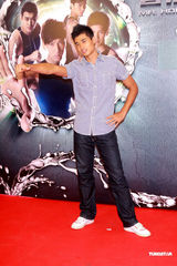 幻灯图：候选港男首度亮相 素质平平表现生硬