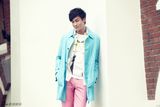 组图：何润东冬日写真粉裤蓝衣帅气十足
