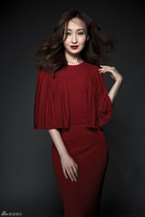 组图：宇秋最新写真冷艳温柔 女神气场十足