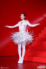 组图：杨丞琳穿华服亮相 尾椎伤势未复原