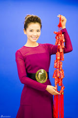 秦海璐刘涛红裙美颜喜洋洋 骏起菲阳齐贺年(图)