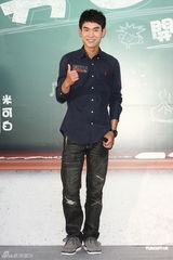 组图：《恶男日记》开拍怀秋赞杨谨华眼睛美