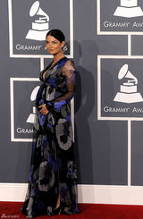 高清图：格莱美红毯超模莉莉-奥尔德里奇挺大肚