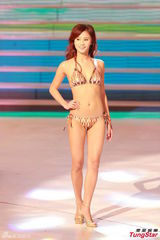 组图：港姐泳装秀热辣美胸 蛮腰翘臀各展风情