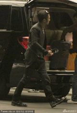 组图：谢霆锋灌酒憔悴回酒店 独自下车无人照应