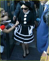 组图：LadyGaga现身罗马尼亚女仆装秀甜美