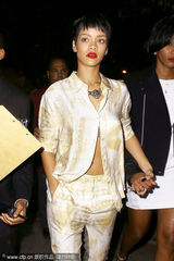 组图：蕾哈娜真空露胸 “女神”纹身向祖母致敬