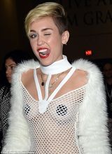 组图：麦莉裸身渔网装双乳变黑饼 拥抱布兰妮