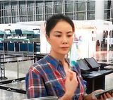 组图：王菲香港急赴名跌打馆治腰伤 下车需搀扶