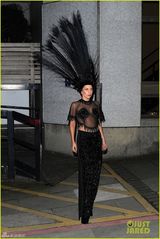 组图：Gaga戴超大孔雀头饰艰难上车俯身露乳