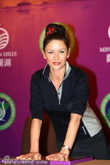 组图：泽塔琼斯头戴红花亮相高尔夫明星见面会