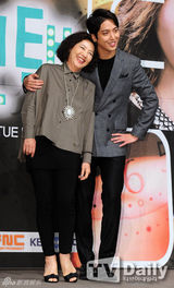 组图：尹恩惠郑容和李东健新剧发布亲密牵手