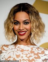 组图：碧昂斯献唱格莱美 与老公JayZ当台亲吻