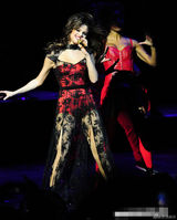 组图：赛琳娜蕾丝透视装献唱 忘我甩发美腿性感