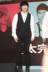 组图：SJ-M台北签唱会 兄弟情深互喂台湾小吃