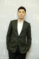 组图：李东学出席活动优雅帅气笑容迷人